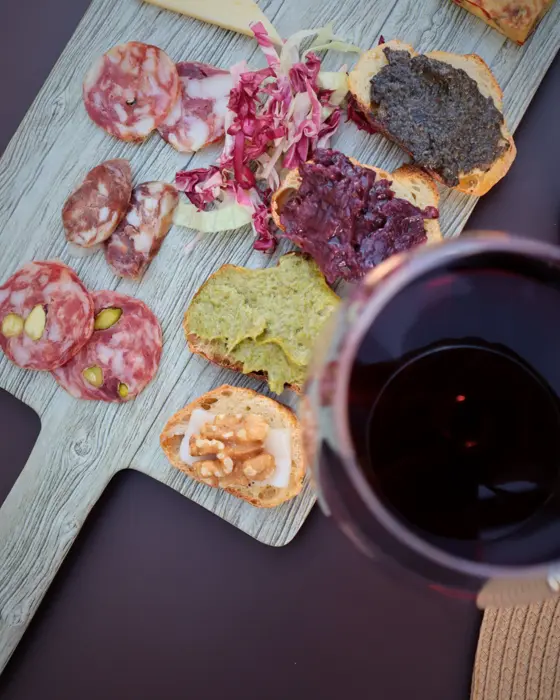 Tagliere e vino rosso